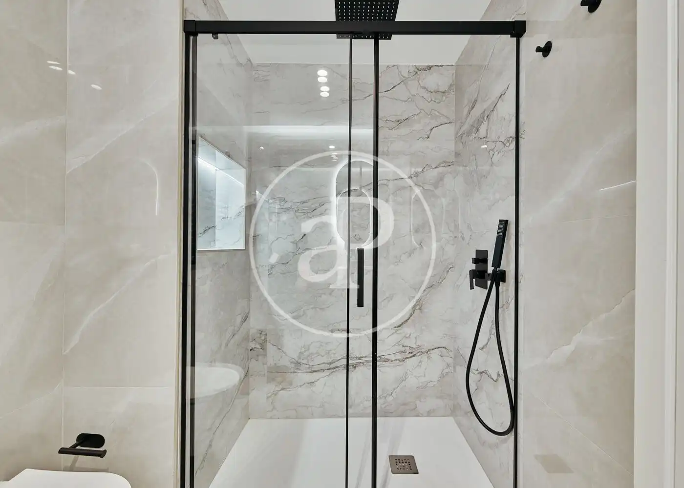 Bathroom of Flat for sale in Madrid  with Air Conditioner, Heating and Terrace