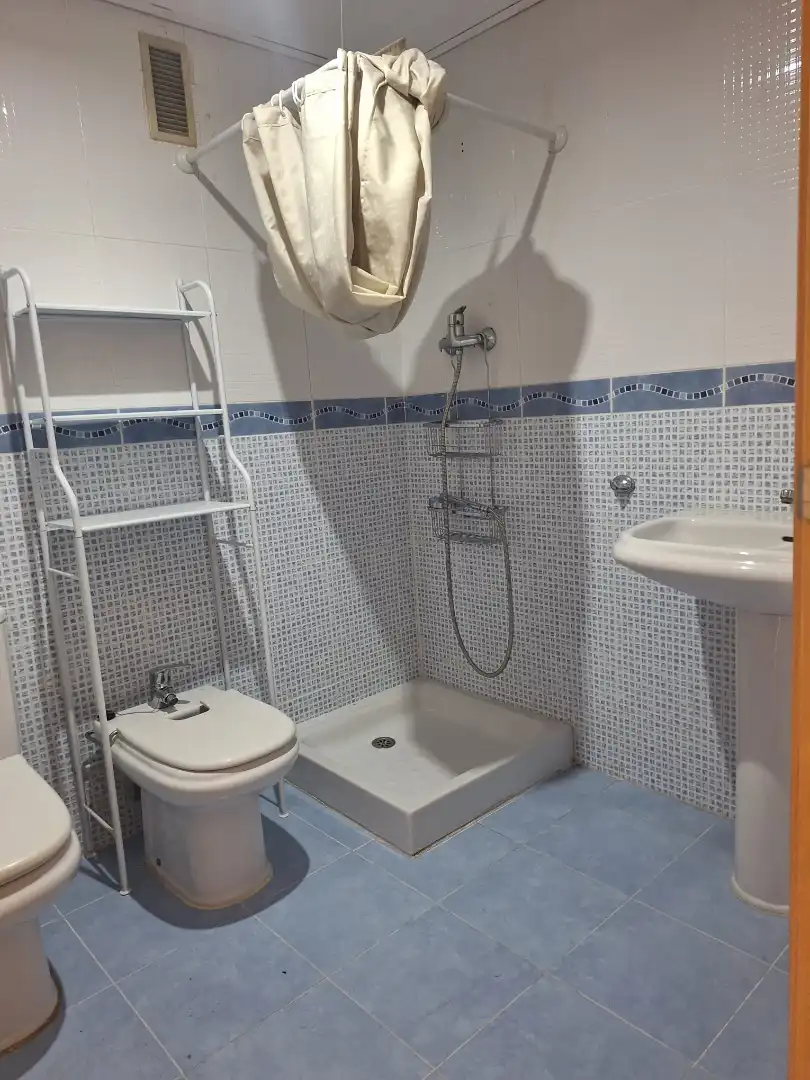 Badezimmer von Wohnung zur Miete in Valencia mit Ofen und Waschmaschine