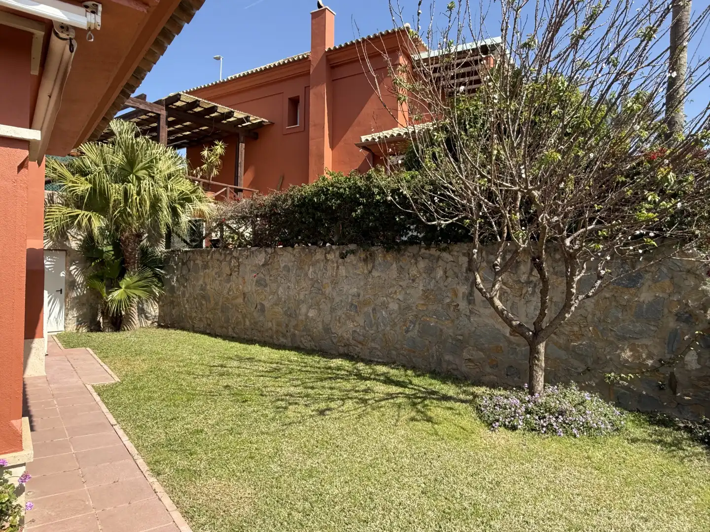 Jardí de Casa adosada de lloguer en Marbella amb Aire condicionat, Calefacció i Jardí privat