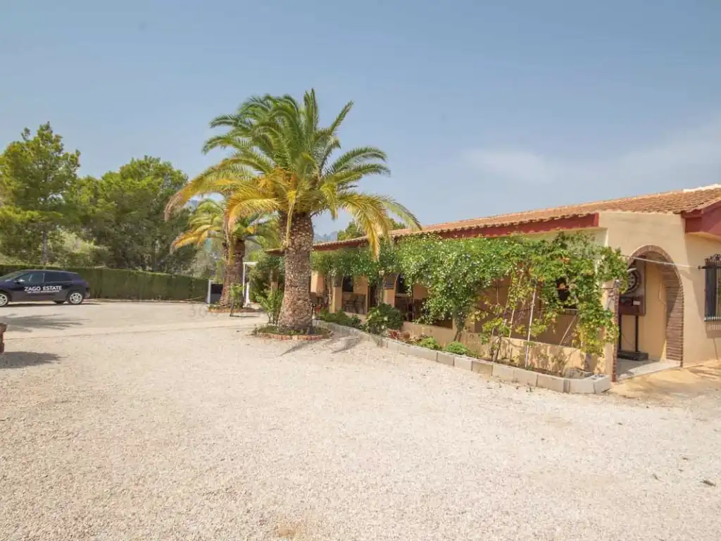 Vista exterior de Casa o xalet de lloguer en La Nucia amb Piscina