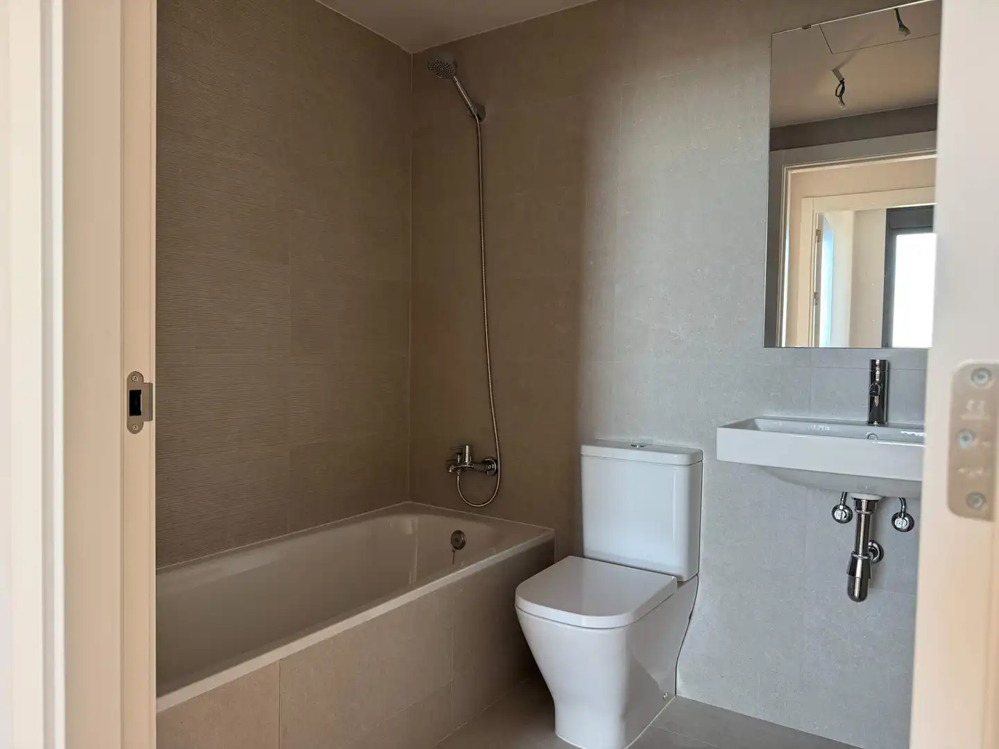Badezimmer von Wohnung zur Miete in Viladecans mit Klimaanlage, Heizung und Privatgarten