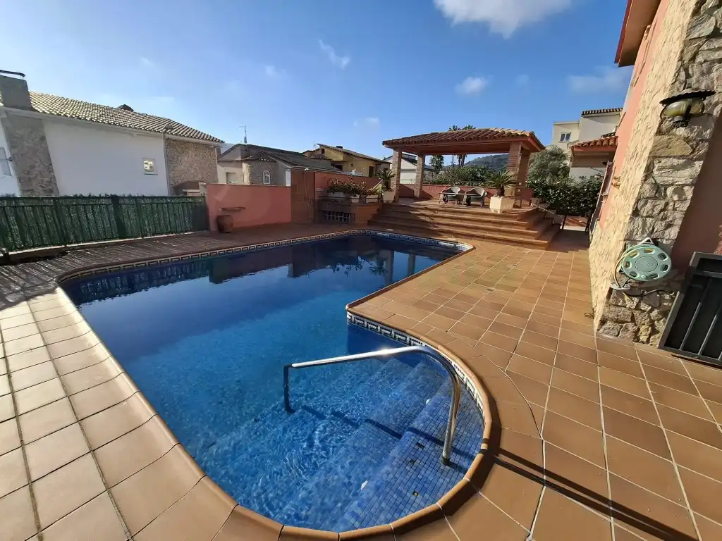 Swimming pool of Houses for sale in Pineda de Mar