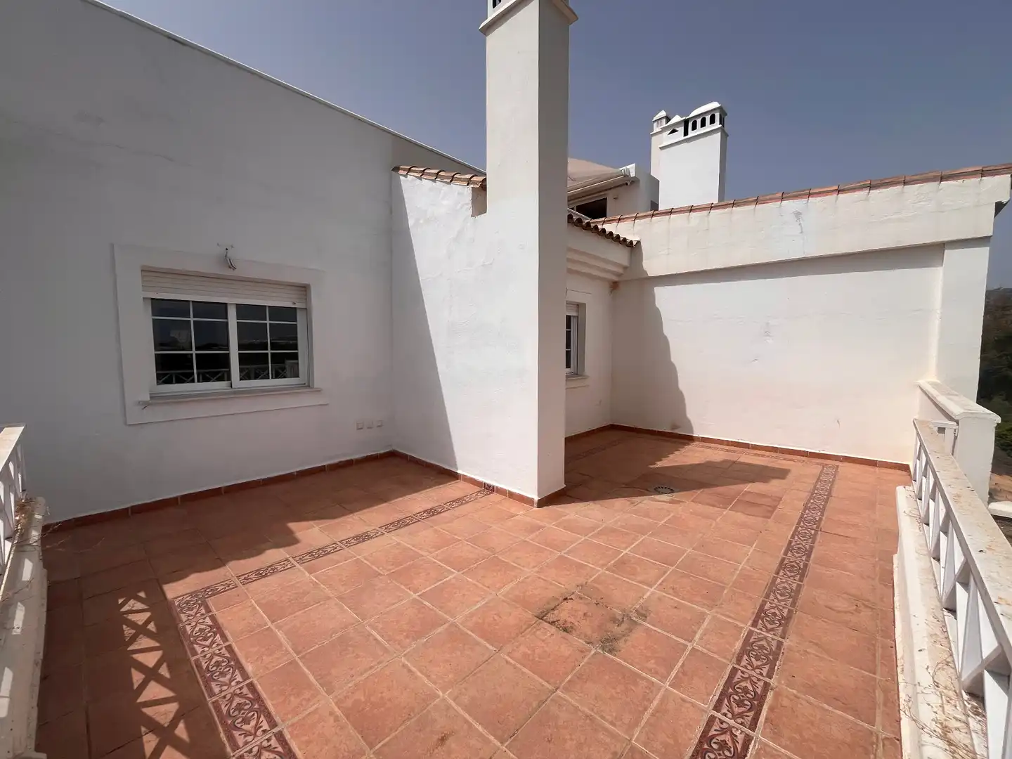 Außenansicht von Dachboden zur Miete in Marbella mit Klimaanlage, Terrasse und Abstellraum