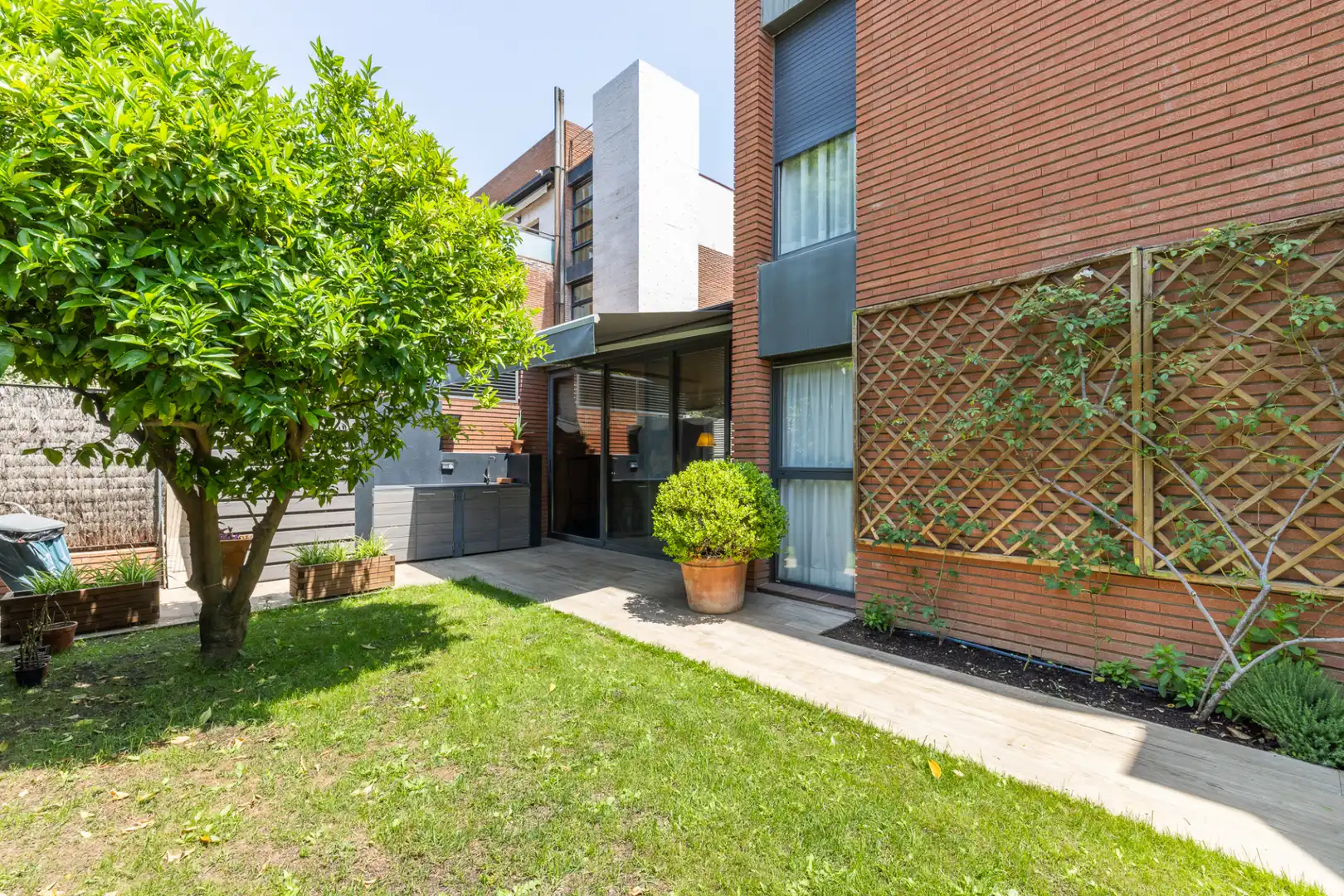 Außenansicht von Erdgeschoss zum Verkauf in Sant Cugat del Vallès mit Klimaanlage, Heizung und Privatgarten