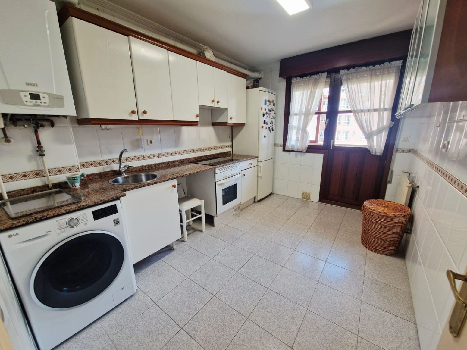 Cuina de Pis en venda en Avilés amb Calefacció, Parquet i Terrassa