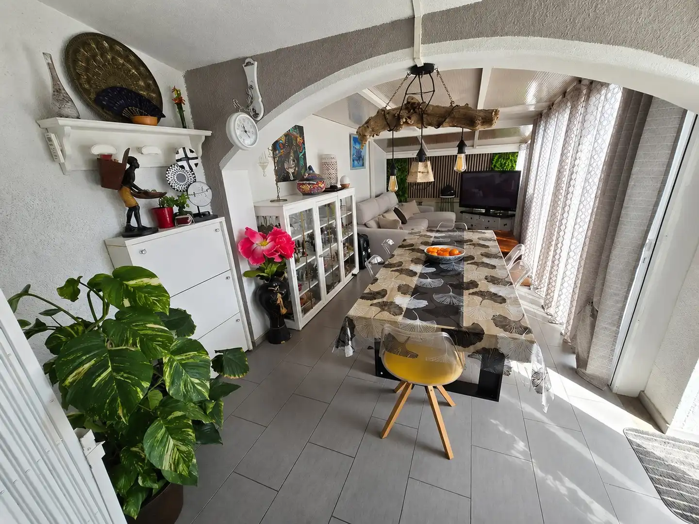 Sala d'estar de Casa adosada en venda en Empuriabrava amb Aire condicionat, Piscina i Moblat