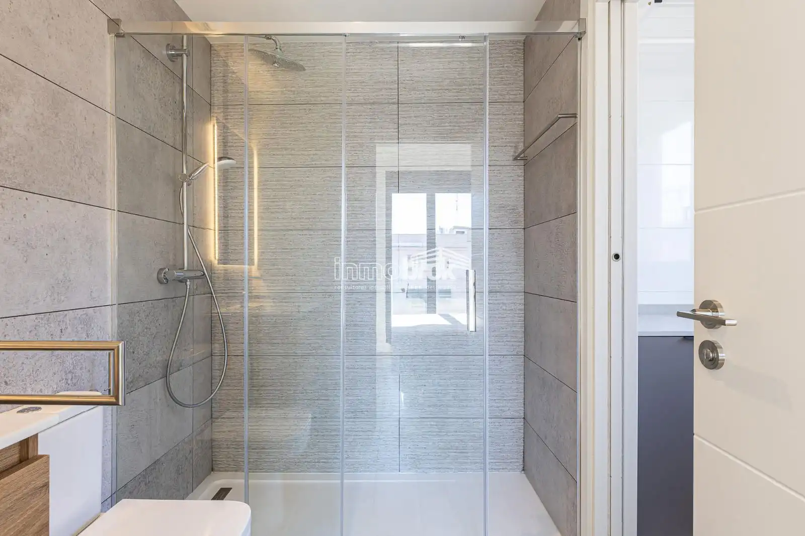 Baño de Piso de alquiler en Madrid con Aire acondicionado, Trastero y Piscina