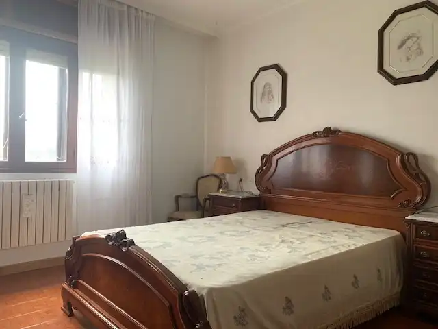 Schlafzimmer von Einfamilien-Reihenhaus zum Verkauf in Vilagarcía de Arousa mit Heizung, Privatgarten und Möbliert