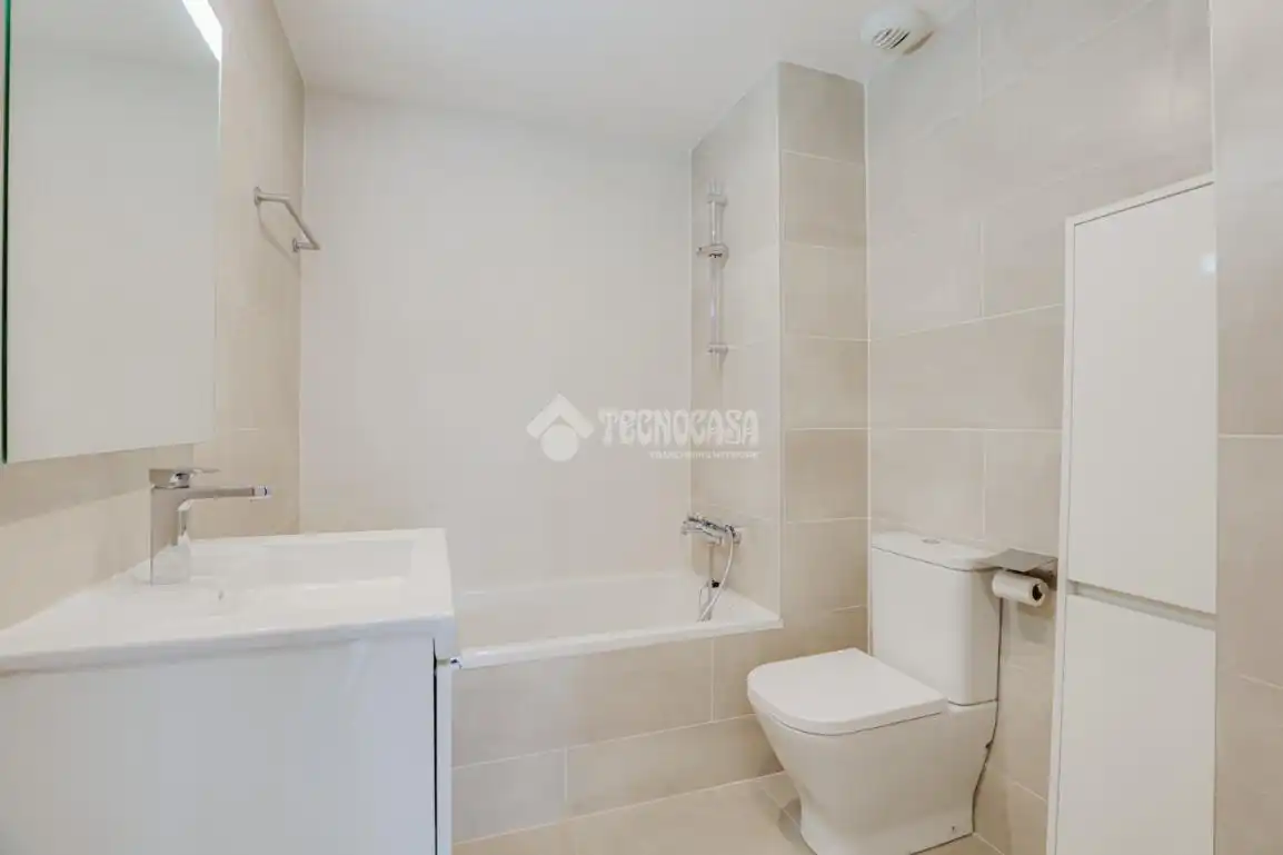 Baño de Piso en venta en L'Hospitalet de Llobregat con Aire acondicionado, Calefacción y Trastero