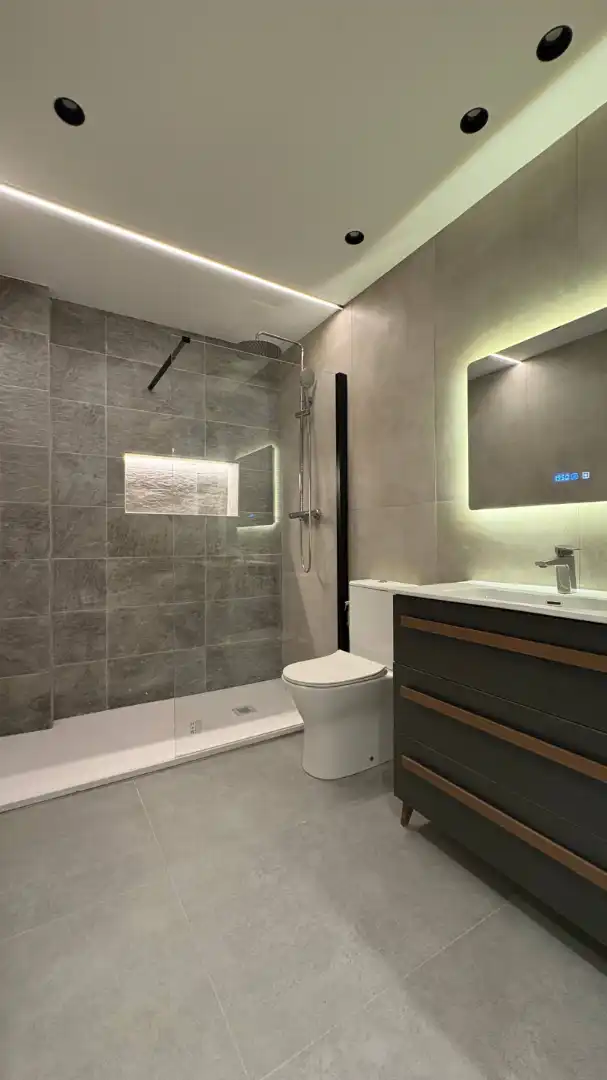 Badezimmer von Wohnung zur Miete in Aldaia mit Klimaanlage, Heizung und Parkett
