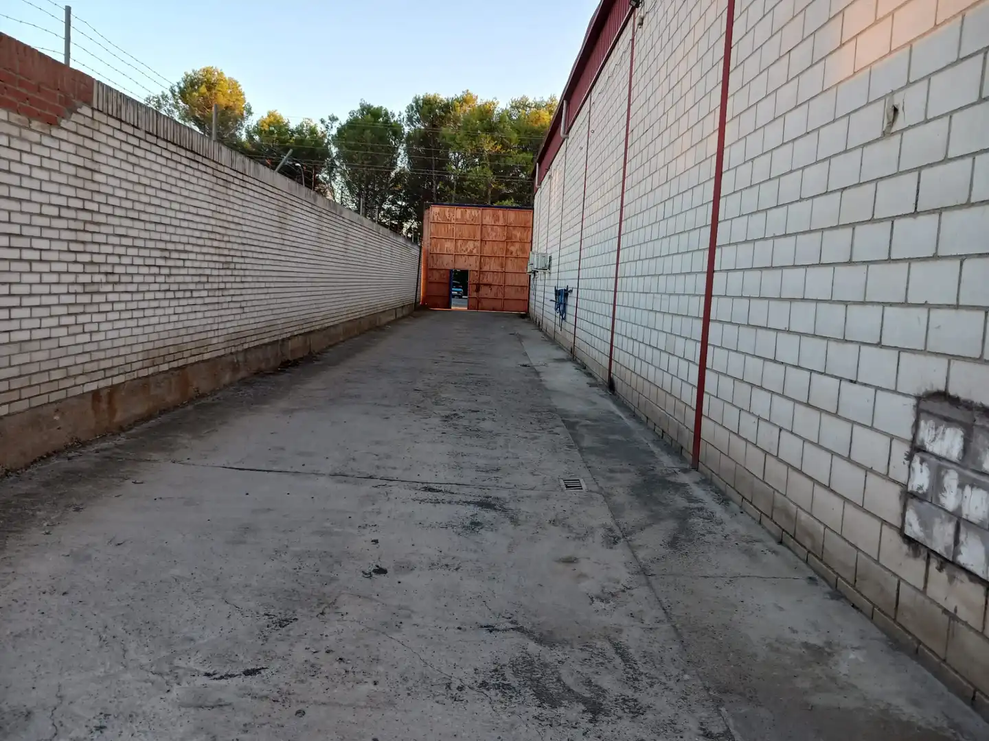 Parkplatz von Fabrikhallen zur Miete in Larache