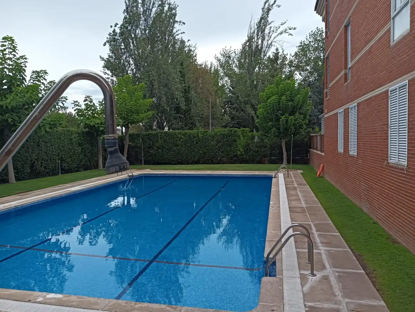 Piscina de Piso en venta en Las Rozas de Madrid con Calefacción, Jardín privado y Piscina comunitaria