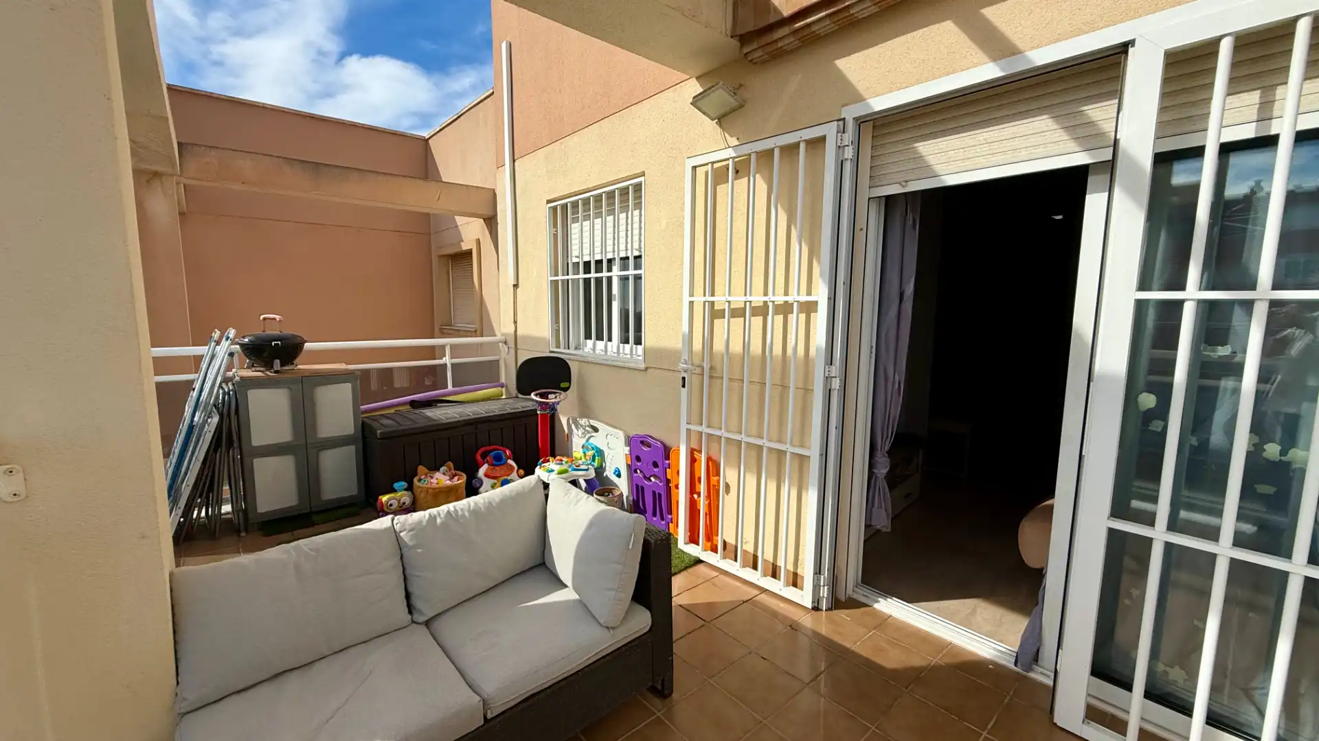 Terraza de Piso en venta en Roquetas de Mar con Terraza, Amueblado y Piscina comunitaria