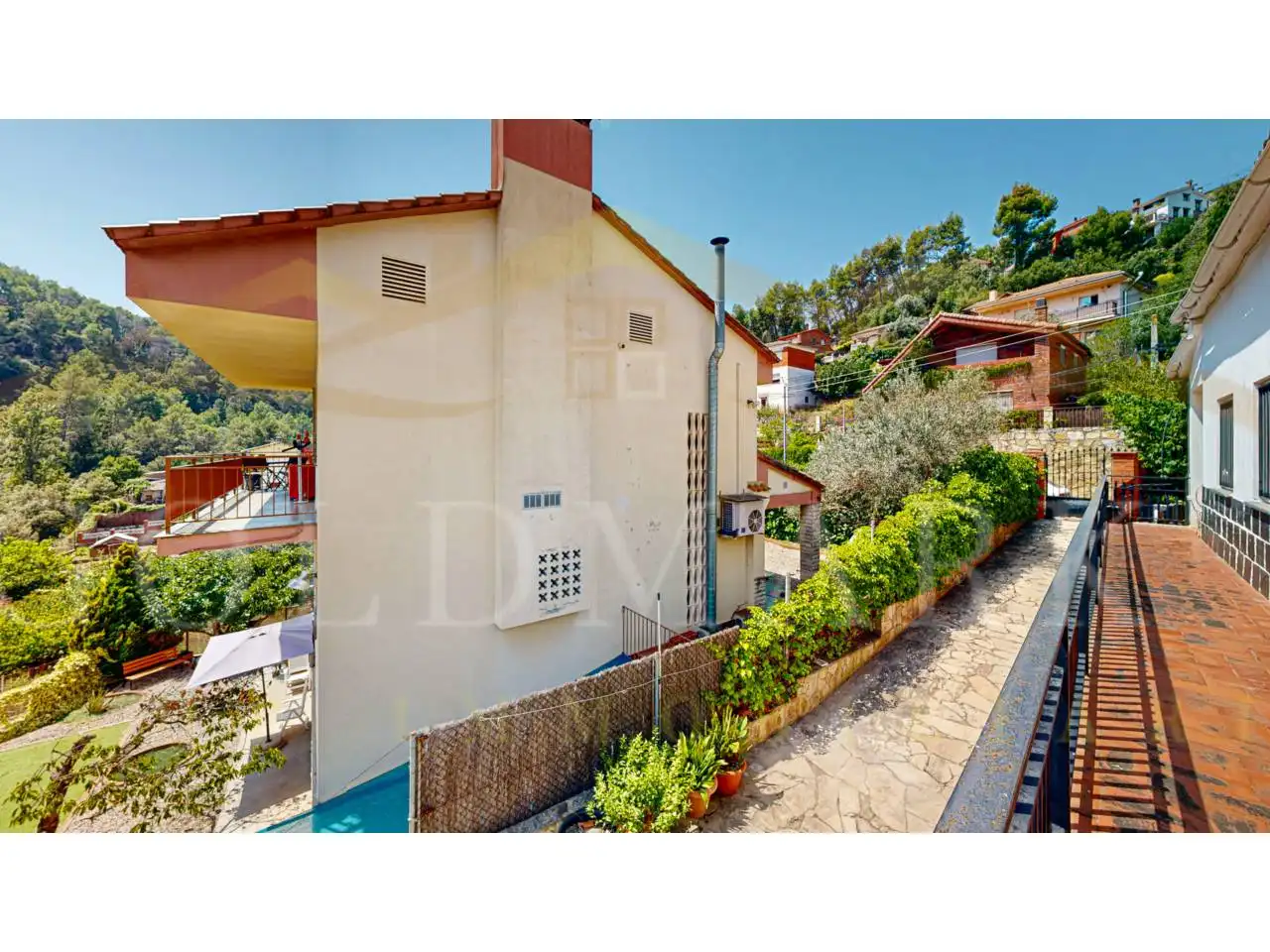 Vista exterior de Casa o xalet en venda en Corbera de Llobregat amb Calefacció, Jardí privat i Terrassa