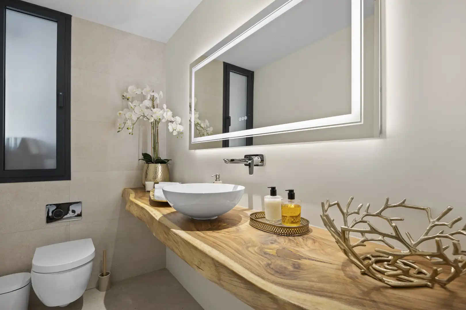 Badezimmer von Wohnungen zum Verkauf in Sotogrande mit Klimaanlage, Terrasse und Abstellraum