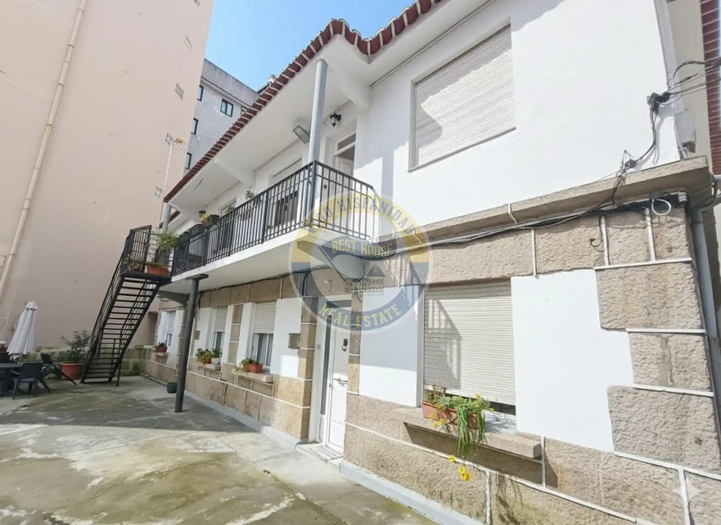 Vista exterior de Casa o xalet en venda en Vigo  amb Terrassa i Moblat