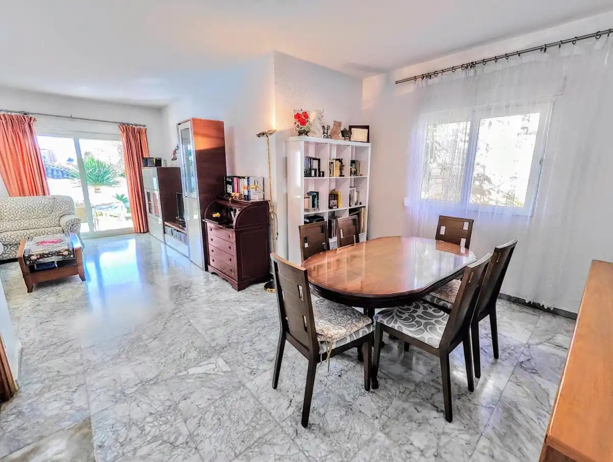 Menjador de Casa o xalet en venda en Benalmádena amb Aire condicionat, Jardí privat i Terrassa