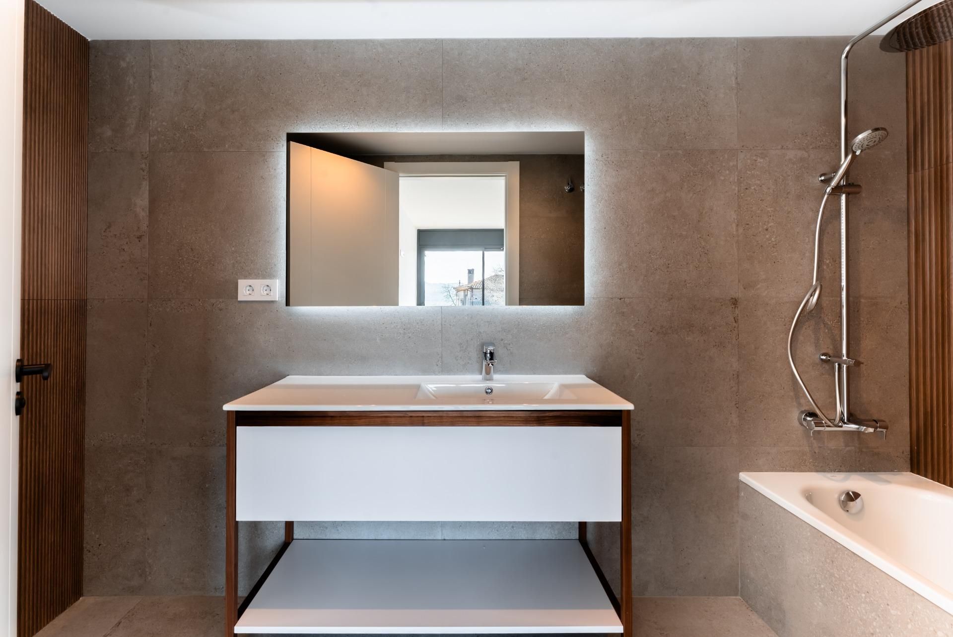 Bathroom of Flat for sale in Rubí  with Air Conditioner, Parquet flooring and Terrace