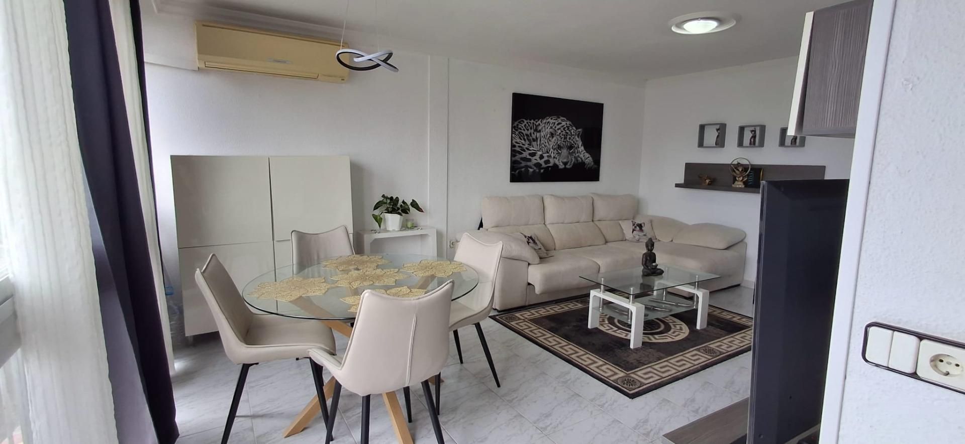 Sala d'estar de Pis en venda en Benidorm amb Aire condicionat, Jardí privat i Piscina comunitària