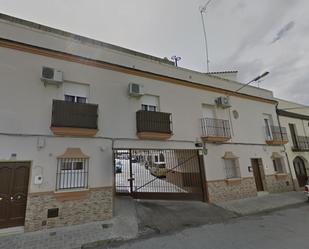 Vista exterior de Casa adosada en venda en Utrera amb Terrassa i Traster