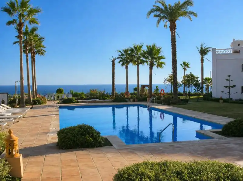 Schwimmbecken von Wohnung zum Verkauf in Casares mit Klimaanlage, Heizung und Privatgarten