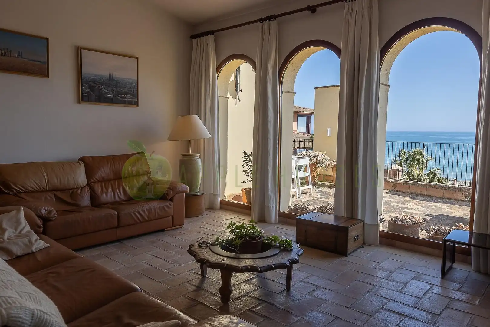 Sala d'estar de Casa o xalet en venda en Vilanova i la Geltrú amb Aire condicionat, Calefacció i Jardí privat