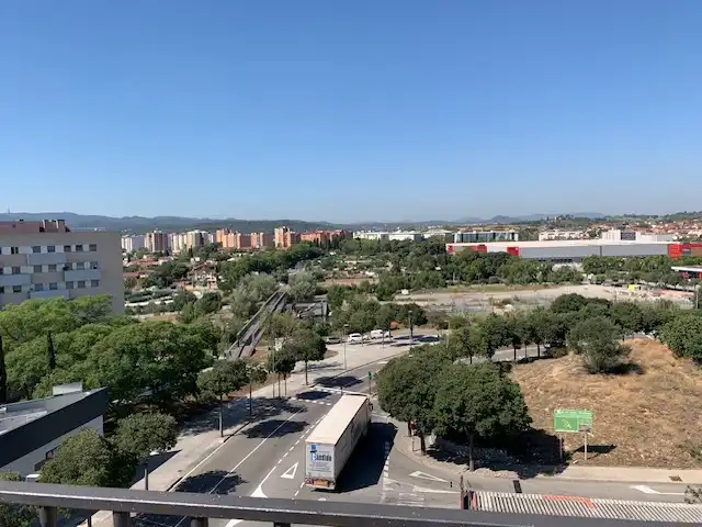Vista exterior de Edificio en venta en Cerdanyola del Vallès