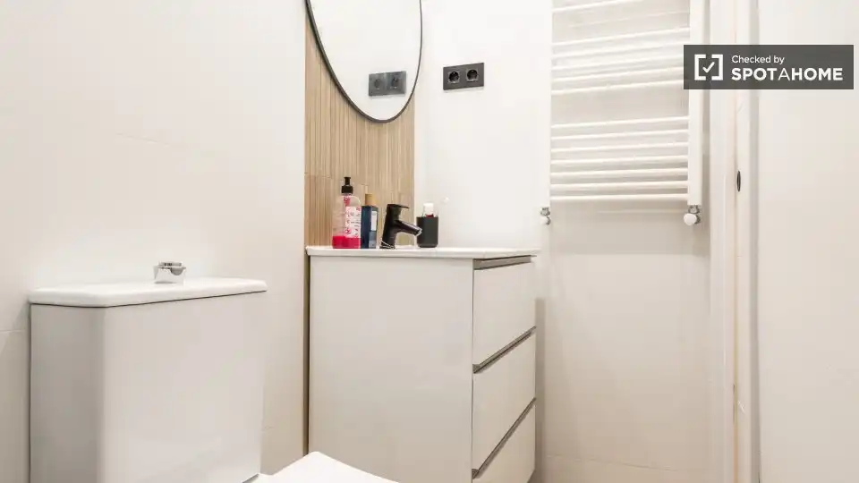 Bathroom of Flat for rent in Madrid  with Air Conditioner, Heating and Furnished