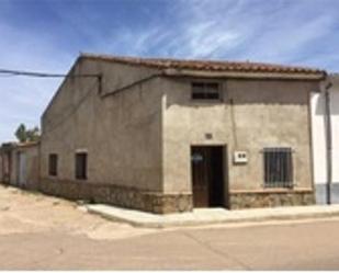 Vista exterior de Casa o xalet en venda en Madrigalejo amb Traster