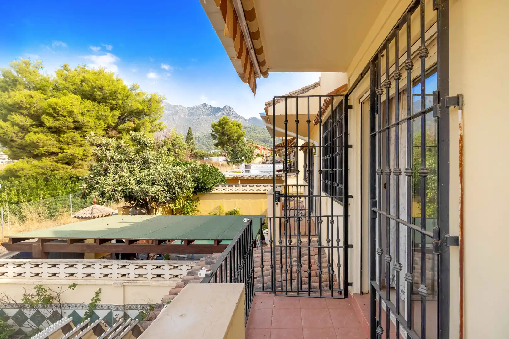 Vista exterior de Casa adosada en venda en Marbella amb Terrassa i Traster