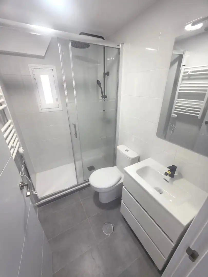Bathroom of Flat for sale in Madrid  with Heating, Oven and Washing machine