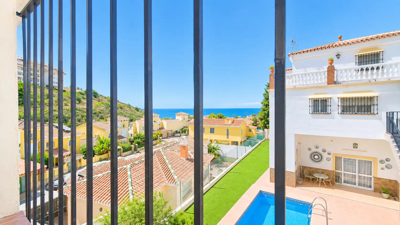Vista exterior de Casa o xalet en venda en Rincón de la Victoria amb Aire condicionat, Calefacció i Jardí privat