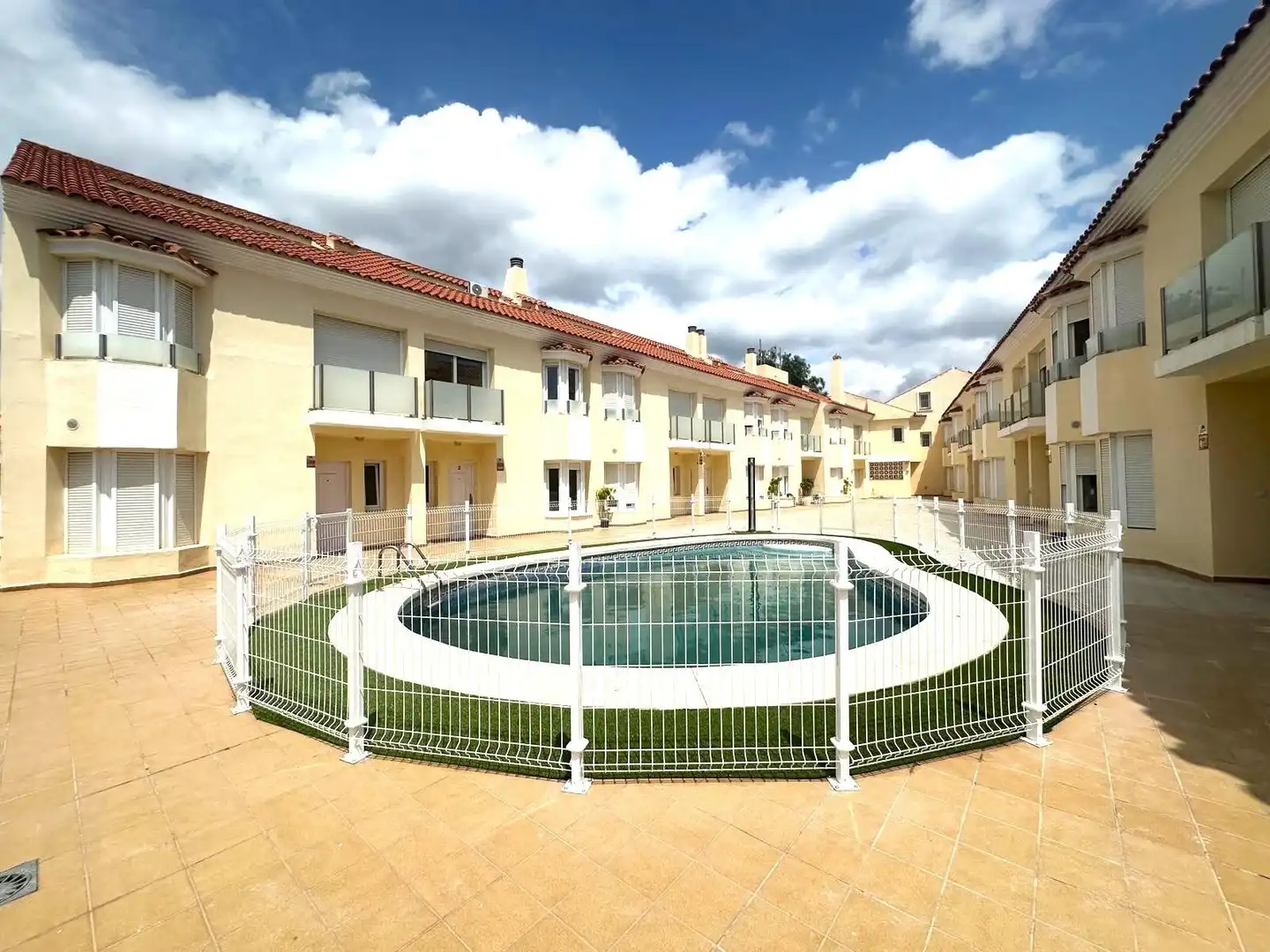 Piscina de Casa adosada de alquiler en Fuengirola con Terraza, Trastero y Piscina comunitaria