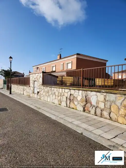 Vista exterior de Casa adosada en venda en Barcience amb Jardí privat