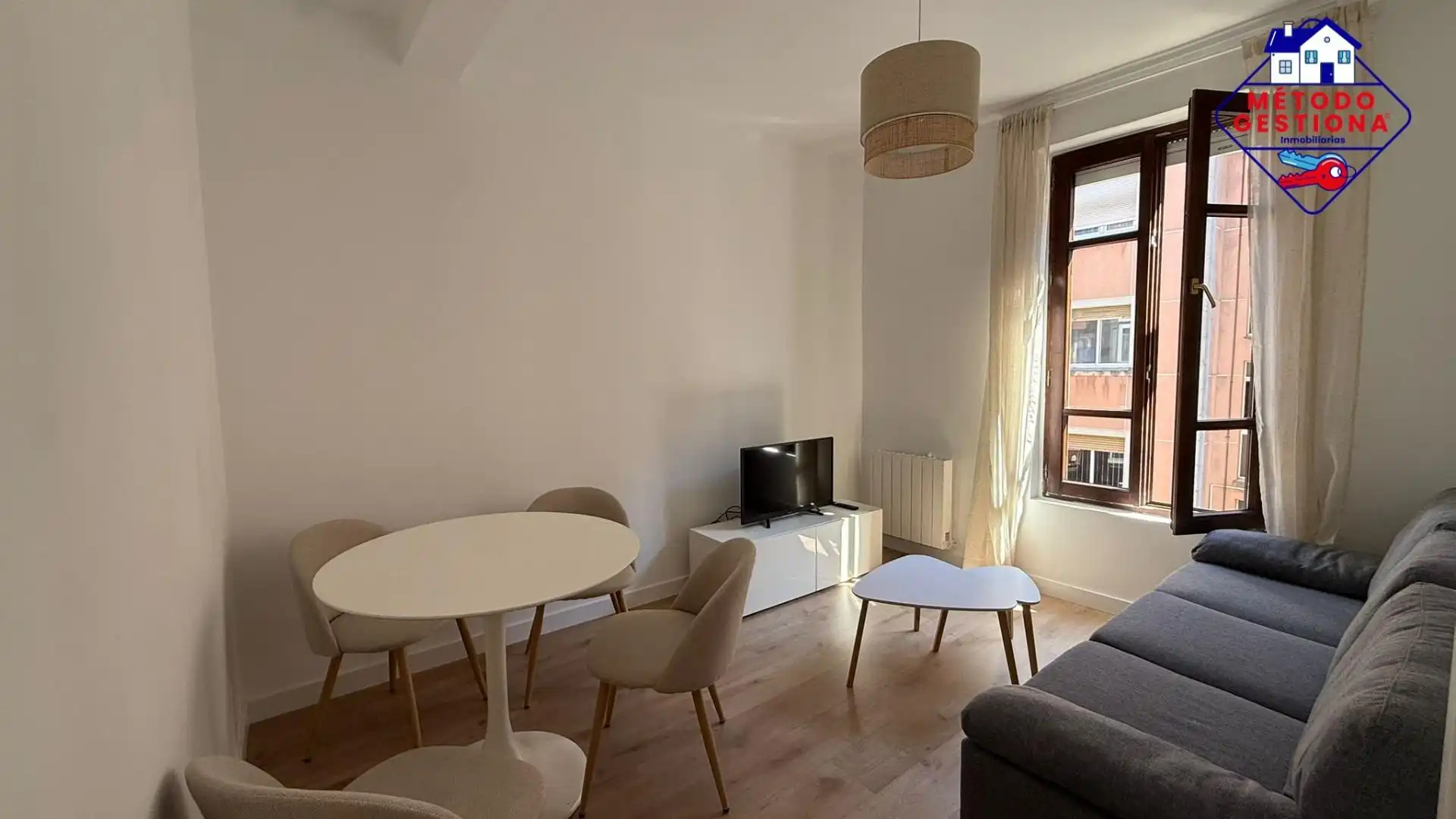 Wohnzimmer von Wohnung zur Miete in Santander mit Heizung