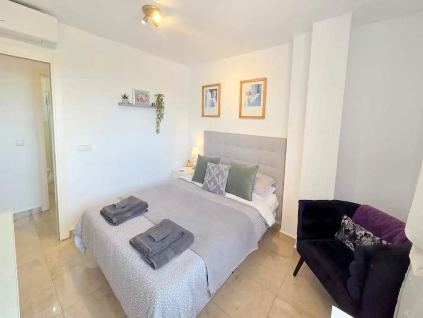 Schlafzimmer von Dachboden zum Verkauf in Manilva mit Klimaanlage, Terrasse und Möbliert
