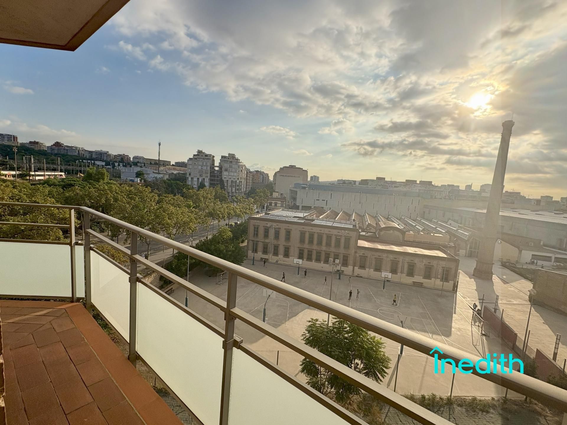 Vista exterior de Piso en venta en L'Hospitalet de Llobregat con Aire acondicionado, Calefacción y Terraza