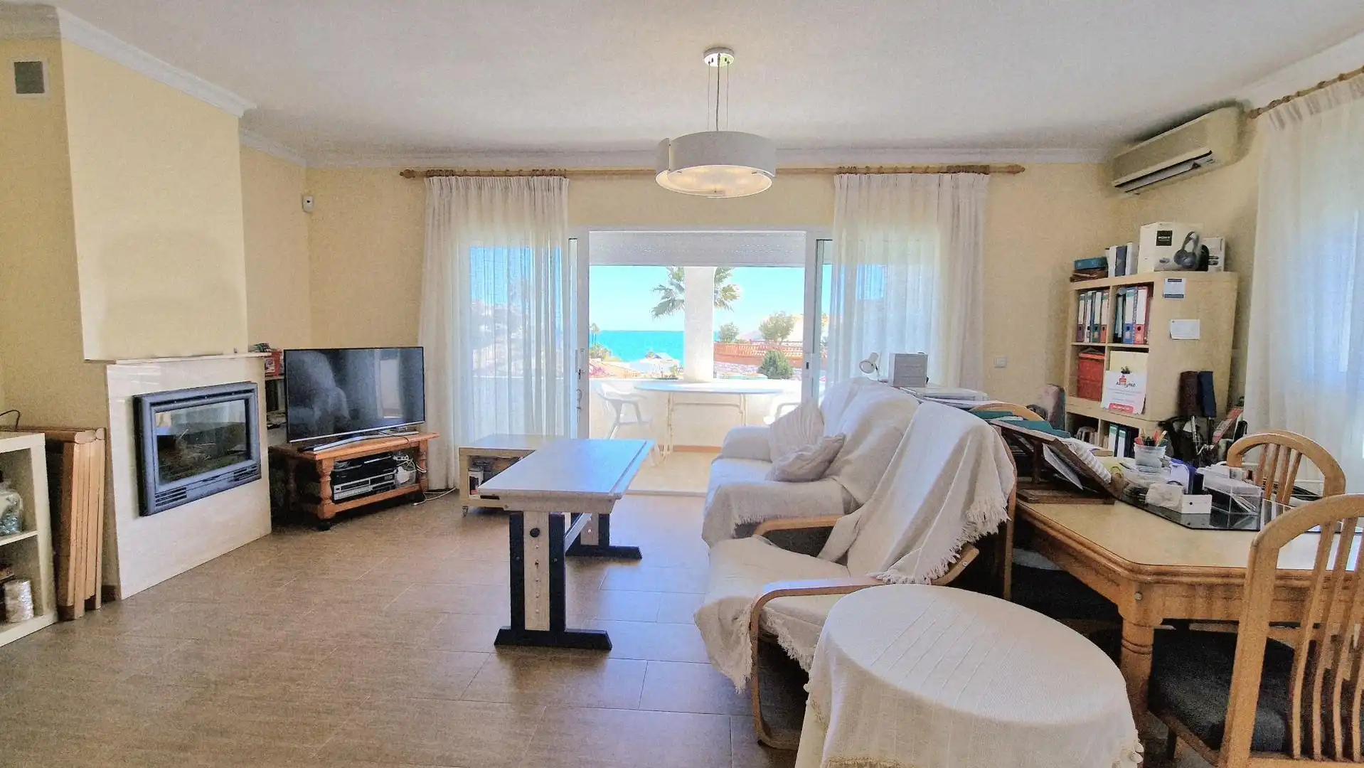 Sala d'estar de Casa o xalet en venda en Mijas amb Aire condicionat, Jardí privat i Terrassa