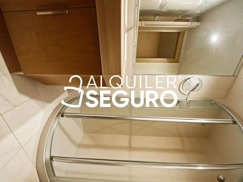 Bany de Pis de lloguer en Madrid amb Aire condicionat, Calefacció i Piscina