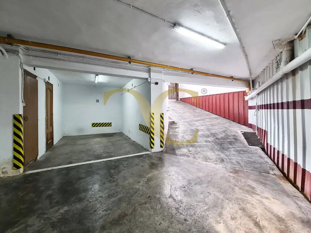 Parking de Piso en venta en Oviedo  con Calefacción, Trastero y Amueblado