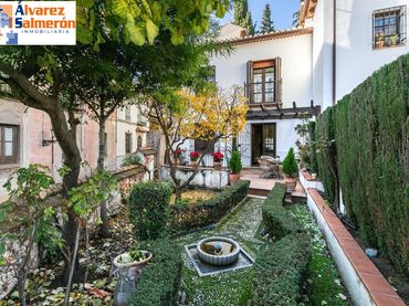 Casa aparellada amb jardí en venda a DEL CHAPIZ