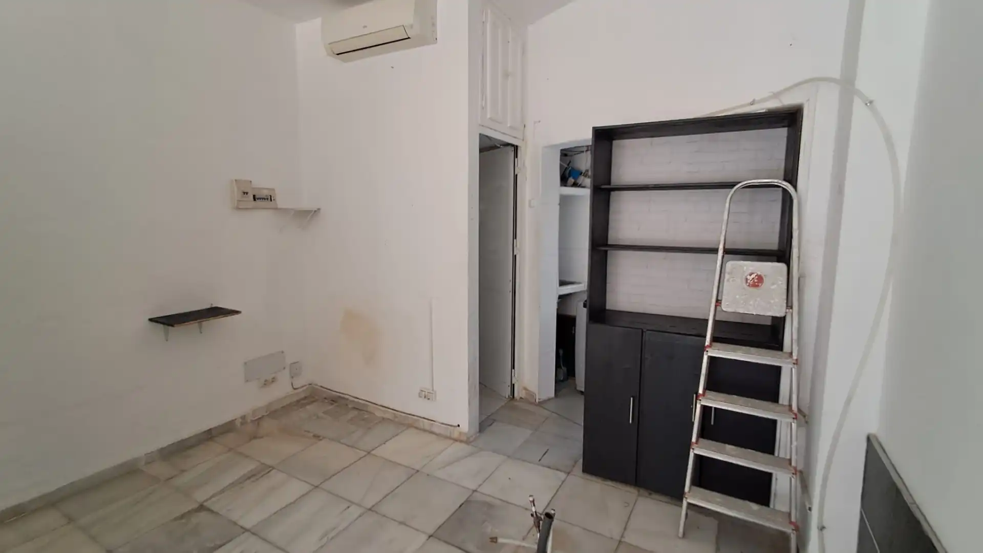 Commercial properties for sale in Fuengirola  with Air Conditioner and Alarm