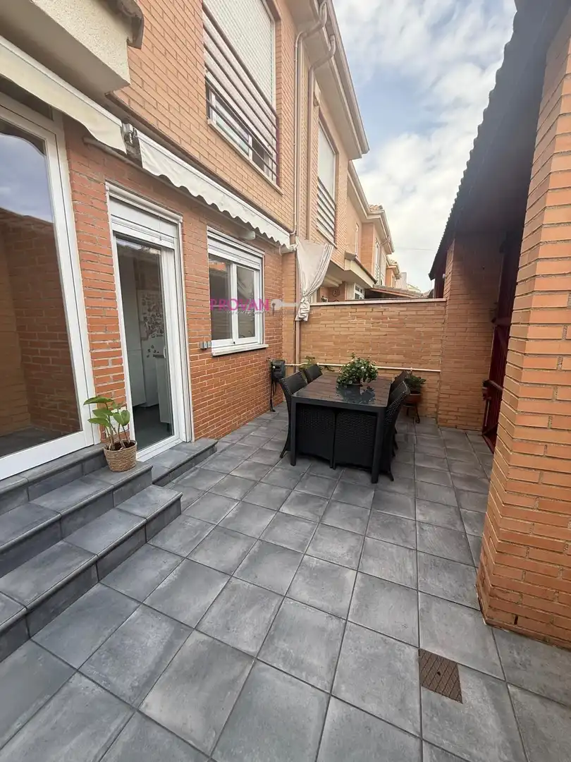 Terraza de Casa adosada en venta en Alcalá de Henares con Aire acondicionado, Calefacción y Trastero