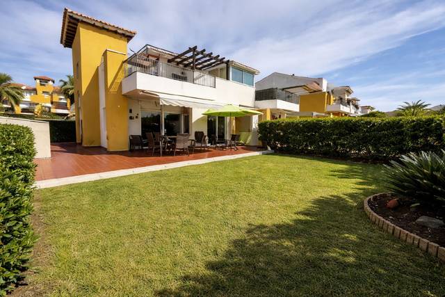 Casa-chalet en Venta en  Avenida Cañada Julián 10 en Las Salinas