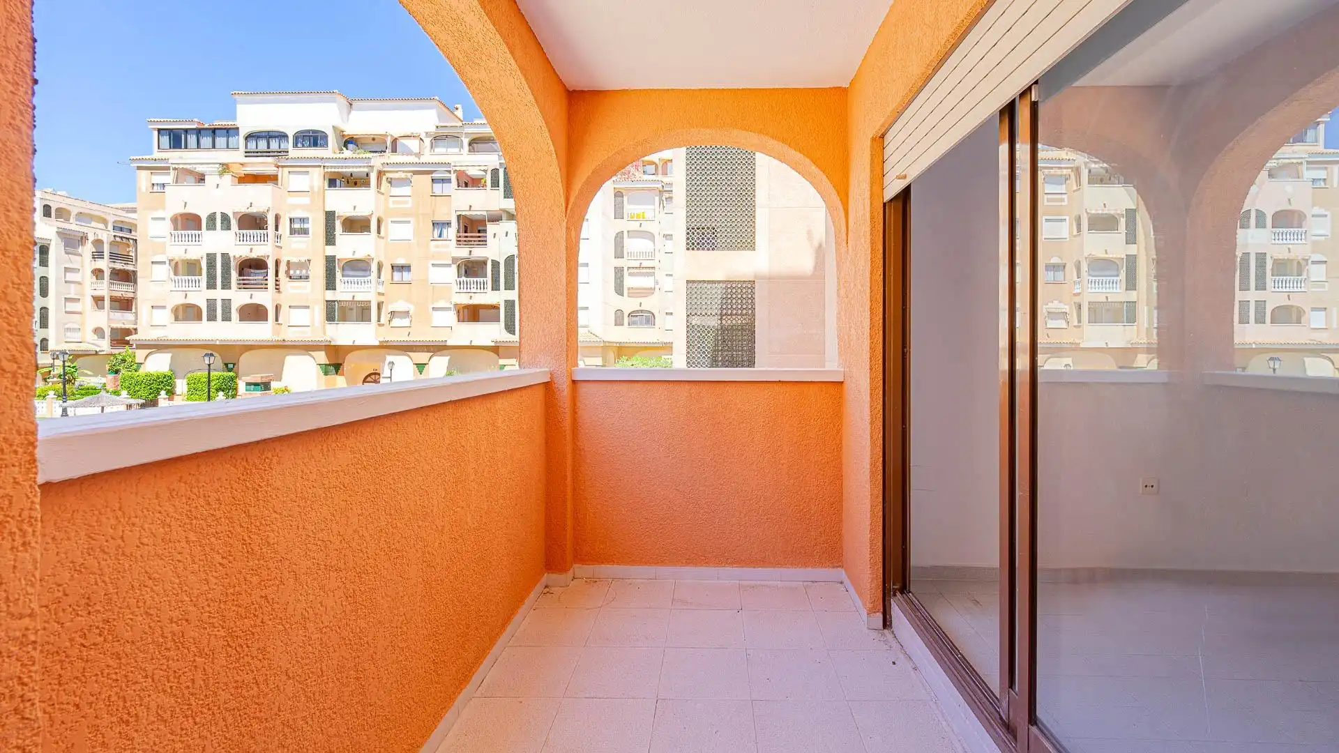 Terrasse von Wohnung zum Verkauf in Torrevieja mit Klimaanlage, Heizung und Privatgarten