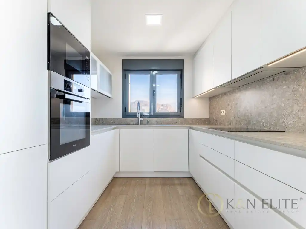 Cocina de Ático de alquiler en Benidorm con Aire acondicionado, Jardín privado y Piscina