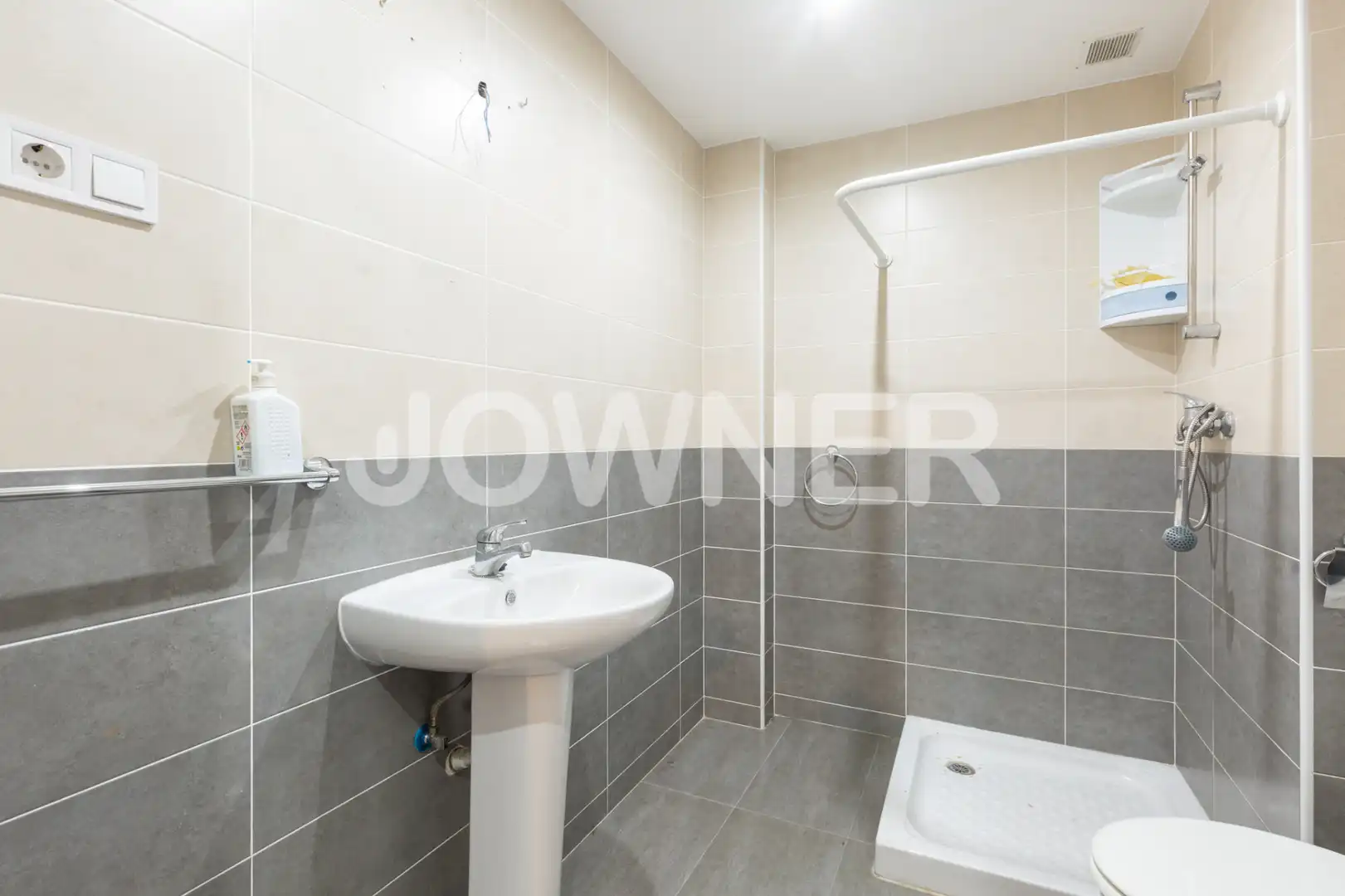 Bathroom of Office for rent in Madrid  with Air Conditioner and Heating