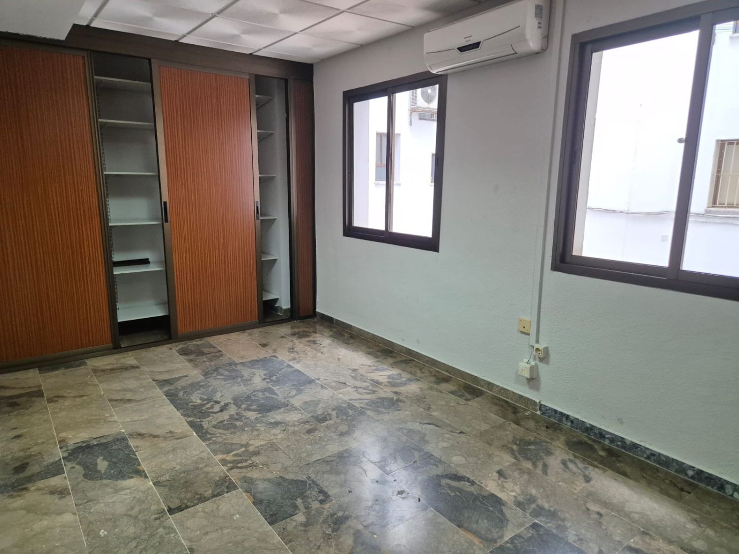 Oficina de lloguer en Badajoz Capital amb Aire condicionat i Calefacció