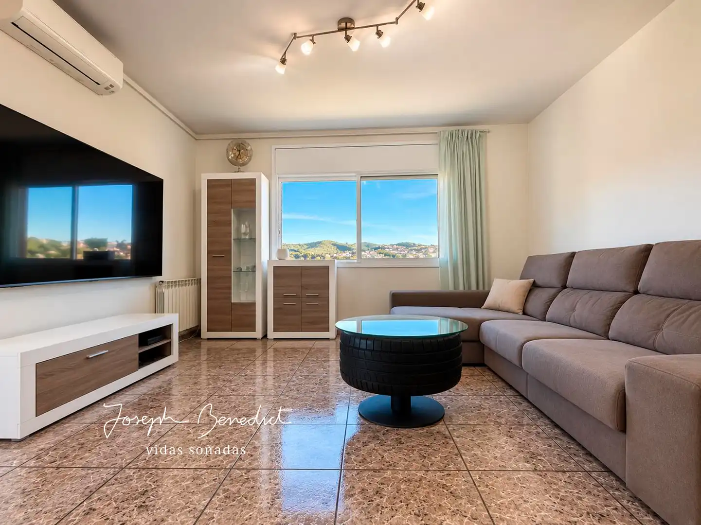 Sala d'estar de Casa o xalet en venda en Sant Vicenç Dels Horts amb Aire condicionat, Calefacció i Jardí privat