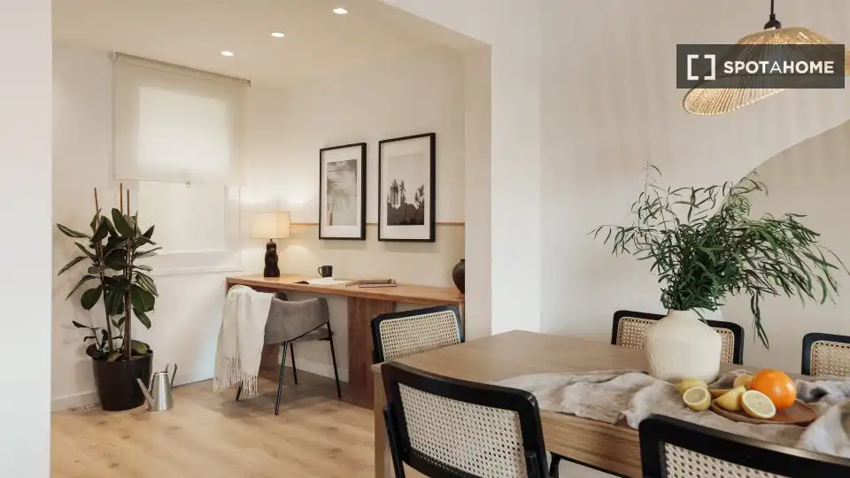 Comedor de Apartamento para compartir en Barcelona con Aire acondicionado, Terraza y Amueblado